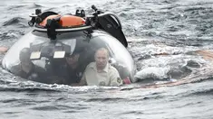 Presiden Rusia, Vladimir Putin (kanan) terlihat di dalam kapal selam mini memasuki perairan Laut Hitam saat mengikuti ekspedisi di Sevastopol, Crimea, Rusia, Selasa (18/8/2015). (REUTERS/Alexei Nikolsky/RIA Novosti/Kremlin)