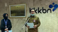 Kepala BKKBN, dr. Hasto Wardoyo, Sp.OG(K) saat konferensi pers peringatan Hari Kependudukan Dunia, bersama Deputi Bidang Pengendalian Penduduk BKKBN Dwi Listyawardani, di Kantor Pusat BKKBN, Jumat (10/07).