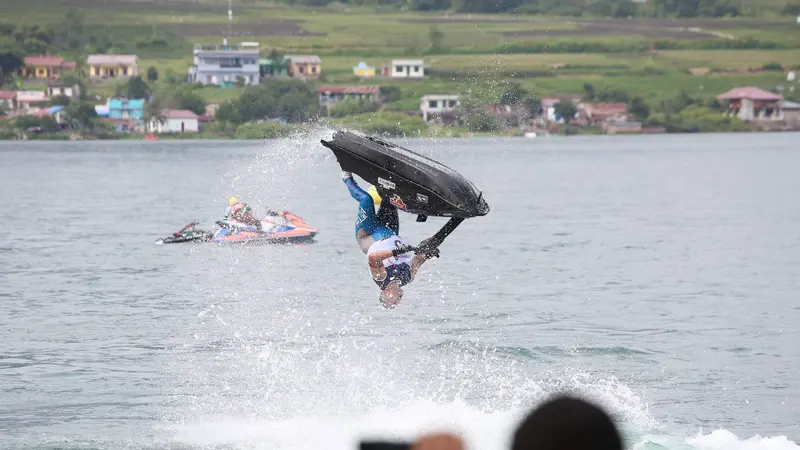 Aquabike Jetski World Championship di Danau TobaAquabike Jetski World Championship di Danau Toba menyedot sekitar tujuh puluh ribuan pengunjung