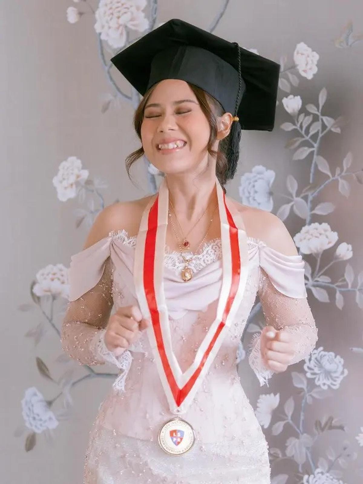 Inspirasi Kebaya Wisuda yang Anggun, Pilihan Margin Wieheerm hingga Rania Yamin