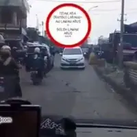 Pemilik akun facebook bernama Satria Mahendra, mengunggah video pengemudi mobil yang melawan arus namun justru dibela polisi. Update info (18/02) Menurut Kasatlantas Polres Bogor di ruas jalan depan pasar Cibinong memang diberlakukan contraflow, namu...