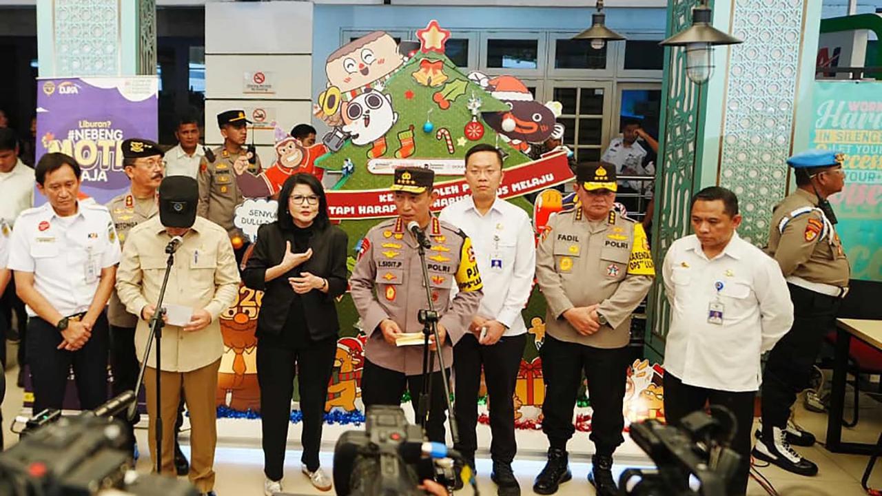 FOTO: Kapolri Pastikan Kesiapsiagaan Stasiun Pasar Senen Jelang Nataru