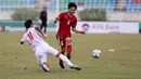 Pemain Timnas Indonesia U-19, Muhammad Iqbal, dihadang pemain Vietnam pada laga AFF U-18 di Stadion Thuwunna, Yangon, Senin (11/9/2017). Indonesia kalah 0-3 dari Vietnam. (Liputan6.com/Yoppy Renato)