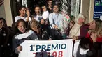 Penjual tiket undian dan pemenang merayakan kemenangan di sebuah toko lotre di Malaga, Spanyol (22/12). Natal tahun ini memberi keceriaan buat karyawan Sagrado Corazon di Campo de Criptana, Spanyol. (AFP Photo/Jorge Guerrero)