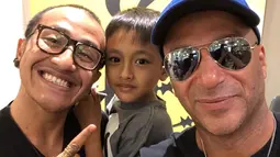 Tom Morello juga mengunggah foto bersama dengan pria dan seorang anak yang diberi nama Vivaldi Morello. 
(Liputan6.com/IG/@tommorello)