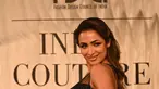 Aktris Bollywood Malaika Arora berpose mengenakan busana karya desainer Rohit Gandhi + Rahul Khanna selama FDCI India Couture Week di New Delhi (27/7/2022). Diva, yang dikenal dengan kemewahan dan pilihan busananya yang berani, menjadi inspirasi bagi desainer Rohit Gandhi dan Rahul Khanna. (AFP/Money Sharma)