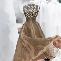 Deretan koleksi fashion yang dipresentasikan dengan cara menarik sekaligus unik.