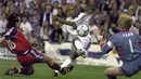 Nicolas Anelka merupakan striker andalan Arsenal. Pada 1999, Real Madrid tertarik untuk memboyongnya menuju Bernabeu. Sayangnya penampilannya di Los Blancos tak begitu cemerlang dan hanya bertahan satu musim saja. (Foto: AFP/Christophe Simon)