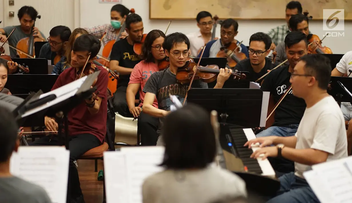 Konduktor Avip Priatna memimpin latihan jelang seri konser ke-10 The Resonanz Music Studio di Balai Resital Kertanegara, Jakarta, Kamis (22/8/2019). Konser Simfoni untuk Bangsa 2019 bertema ‘Mengenang 60 Tahun Elfa Secioria’ itu akan diselenggarakan pada 25 Agustus. (Liputan6.com/Immanuel Antonius)