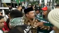 Santri desak PBNU bersikap netral dalam pilkada DKI. Sementara polisi mendalami pemeriksaan transkrip percakapan Firza Husein.