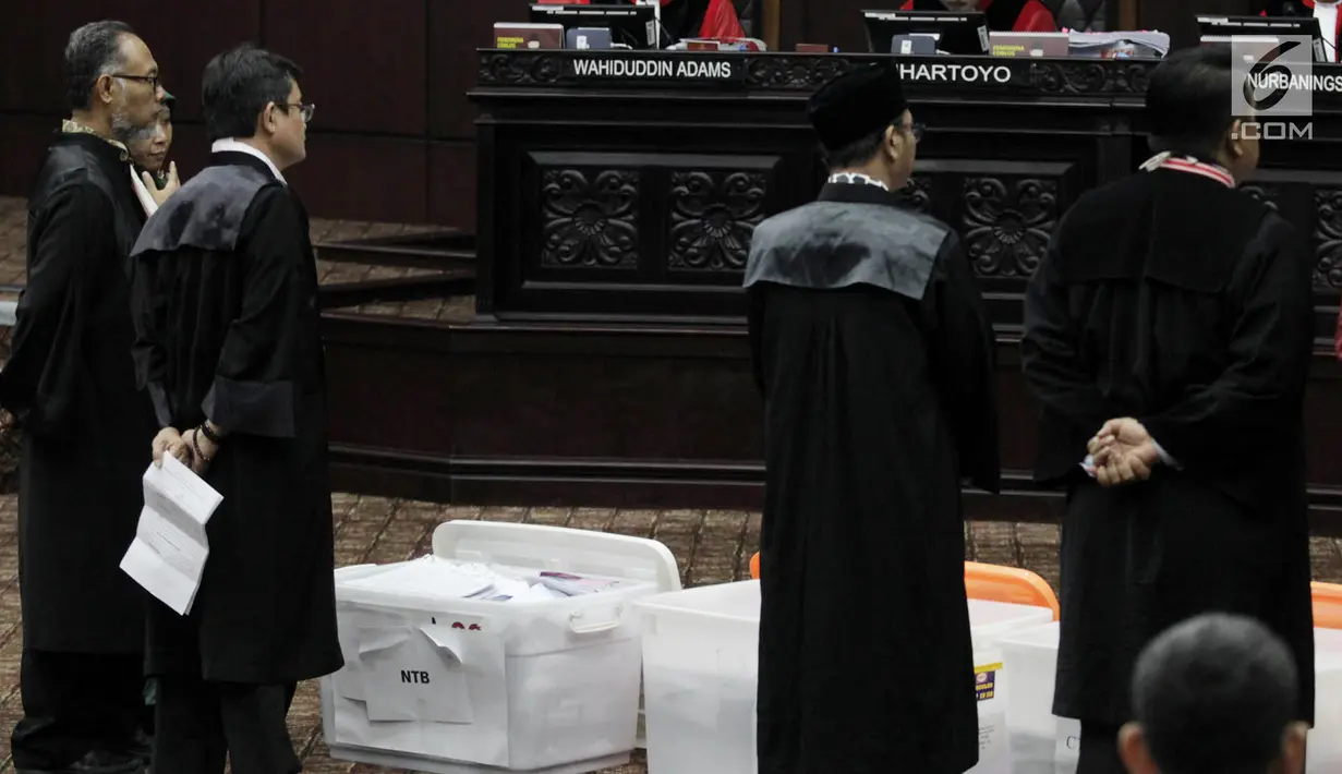 Ketua Tim Hukum Prabowo-Sandiaga, Bambang Widjojanto (kiri) menunjukkan kontainer barang bukti milik BPN pada hakim dalam sidang sengketa Pilpres 2019 di MK, Jakarta, Rabu (19/6/2019). Sidang beragendakan mendengar keterangan saksi dan ahli terkait sengketa Pilpres 2019. (merdeka.com/IqbalNugroho)