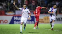 Selebrasi pemain PSBS Biak, Beto Goncalves setelah mencetak gol pertama timnya ke gawang Semen Padang pada laga leg kedua final Pegadaian Liga 2 2023/2024 di Stadion GOR Haji Agus Salim, Padang, Sabtu (9/3/2024). (Bola.com/Bagaskara Lazuardi)