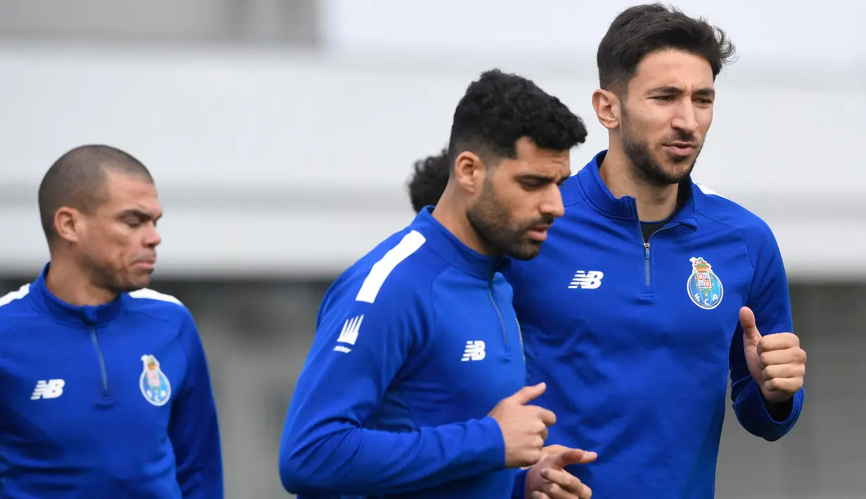 Pemain FC Porto Pepe (kiri), Mehdi Taremi, dan Marko Grujic (kanan) menjalani sesi latihan di tempat latihan Olival, Vila Nova de Gaia, dekat Porto, Portugal, 13 Maret 2023. FC Porto akan menghadapi Inter Milan pada pertandingan sepak bola leg kedua babak 16 besar Liga Champions. (MIGUEL RIOPA/AFP)