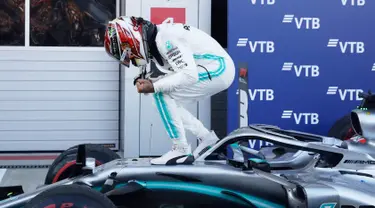 Pembalap Mercedes Lewis Hamilton melakukan selebrasi usai memenangkan F1 GP Rusia di Sochi Autodrom, Sochi, Minggu (29/9/2019). Hamilton mengakhiri rentetan kemenangan Ferrari dalam tiga balapan F1 sebelumnya. (AP Photo/Luca Bruno)