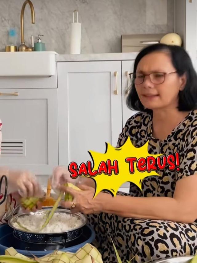 Potret Ussy Sulistyawati mengajari mertua buat ketupat (Sumber: Instagram/@ussypratama)