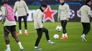 Pemain Paris Saint-Germain (PSG), Lee Kang-in, mengontrol bola saat mengikuti sesi latihan jelang laga menghadapi Borussia Dortmund pada matchday 6 Grup F Liga Champions 2023/2024 di Stadion Signal Iduna Park, Rabu (13/12/2023). (AP Photo/Martin Meissner)