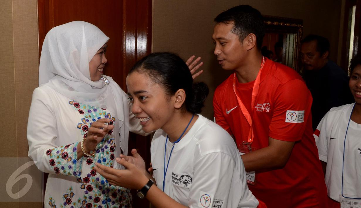 Menteri Sosial, Khofifah Indar Parawansa (kiri) bersalaman dengan atlet khusus tuna grahita (Special Olympics Indonesia/SOIna) saat melakukan Open House Lebaran di rumahnya di kawasan Widya Chandra, Jakarta, Jumat (17/7/2015). (Liputan6.com/Johan Tallo)