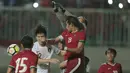 Kiper Timnas Indonesia, Awan Seto (kanan) menghalau bola dari kejaran pemain Korea Selatan U-23 pada laga uji coba di Stadion Pakansari, Bogor, (23/6/2018).  Indonesia U-23 kalah 1-2 dari Korea U-23. (Bola.com/Nick Hanoatubun)