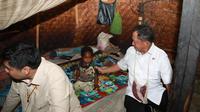 Mendagri Tito Karnavian saat mengecek kondisi rumah masyarakat di Wamena. Foto: Puspen Kemendagri