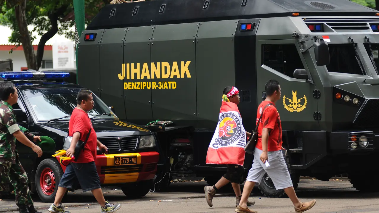 Suporter Semen Padang melintas di mobil Jihandak TNI AD jelang Laga Final Piala Jenderal Sudirman 