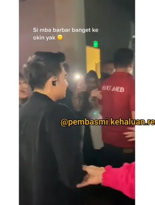 Yang menarik, saat Okin sedang asyik melangkah ke arah panggung, ada perempuan yang secara ekspresif memegang pipi dan mengisyaratkan gesture ingin mencium Okin. (https://www.instagram.com/p/CioX8UKv97F/)