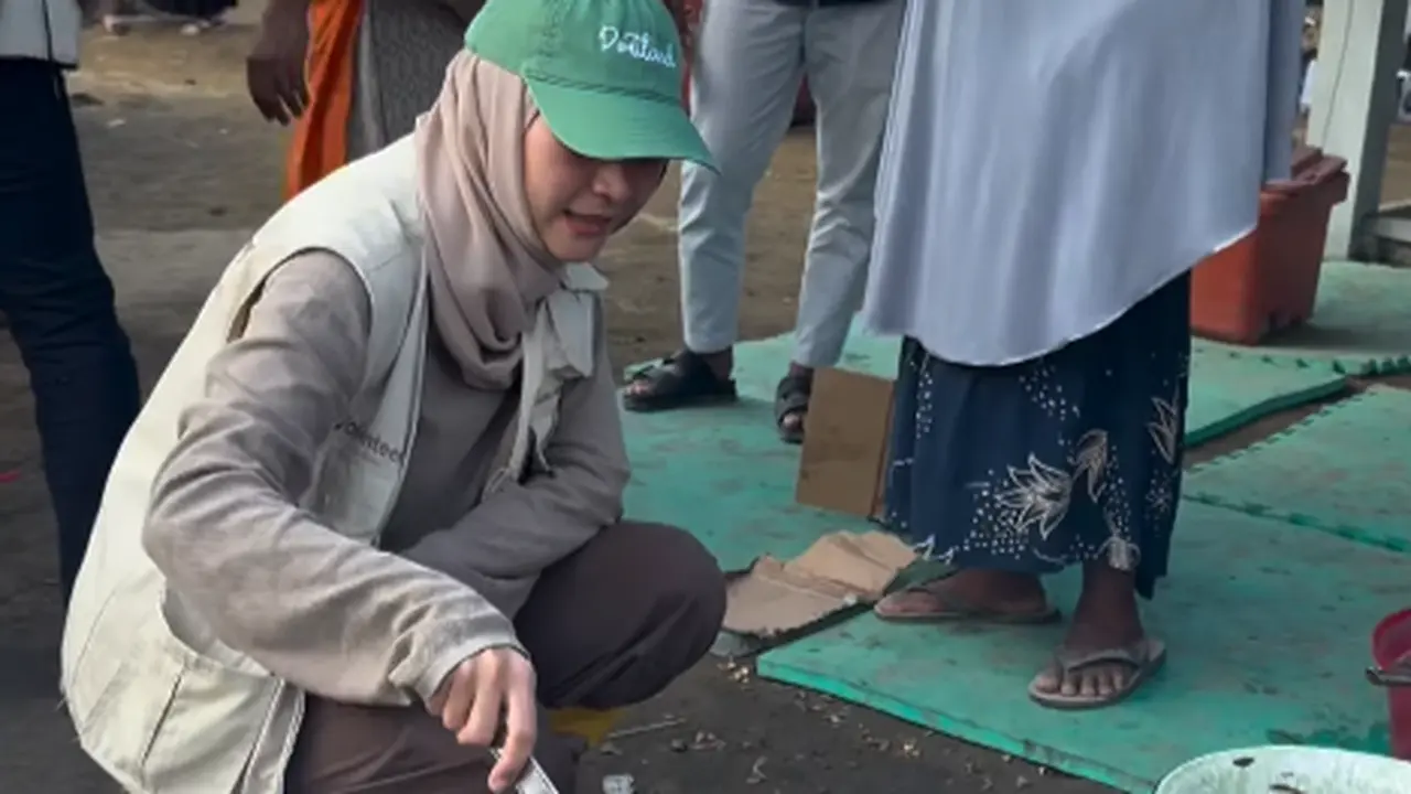 Potret Zaskia Mecca Dirikan Dapur Umum untuk Korban Banjir