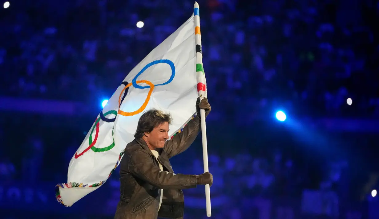 Aksi Tom Cruise dalam upacara penutupan Olimpiade Paris 2024 sekaligus menandai serah terima penyelenggaraan Olimpiade 2028 yang rencananya akan dilaksanakan di Los Angeles, Amerika Serikat. (AP Photo/Natacha Pisarenko)