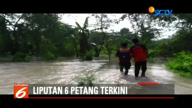 BPBD Kabupaten Cirebon, Jawa Barat, berupaya evakuasi korban banjir di dua desa Kecamatan Gunungjati.