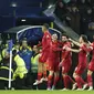 Penyerang Liverpool, Mohamed Salah (tengah) berselebrasi dengan rekan satu timnya setelah mencetak gol ke gawang Everton selama pertandingan lanjutan Liga Inggris di Goodison Park di Liverpool, Inggris, Kamis (2/12/2021). Liverpool menang telak atas Everton 4-1. (AP Photo/Jon Super)