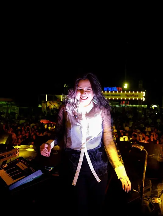 Dengan gaya formal, Danilla Riyadi kenakan kemeja transparan hitam dan list putih. Dipadukan dengan tank top putih dan celana hitam. [@danillariyadi]