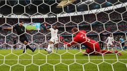 Pemain Inggris Raheem Sterling (tengah) mencetak gol ke gawang Jerman pada pertandingan babak 16 besar Euro 2020 di Stadion Wembley, London, Inggris, Selasa (29/6/2021). Inggris menang 2-0. (AP Photo/Frank Augstein)