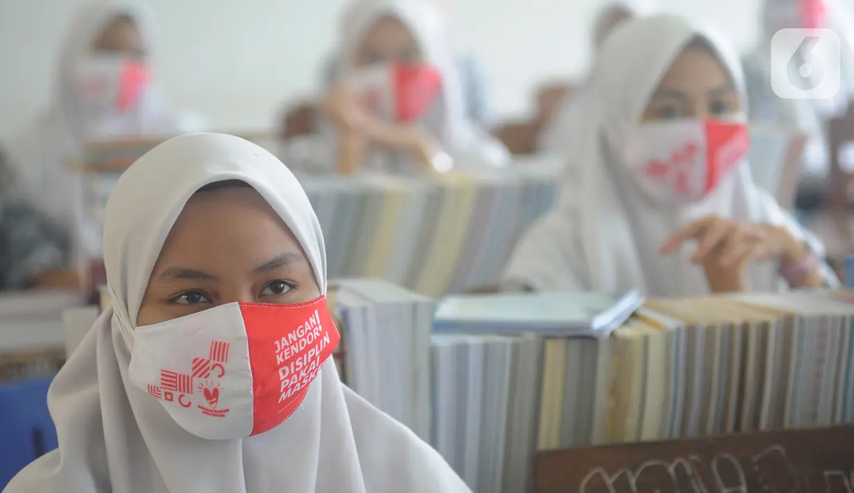 Para santri saat sosialisasi 3M (memakai masker, mencuci tangan dengan sabun, dan menjaga jarak) di Ponpes Daarul Rahman, Jakarta, Rabu (18/11/2020). Kegiatan ini untuk meningkatkan kesadaran generasi muda tentang pentingnya 3M dalam memutus mata rantai penyebaran covid-19. (merdeka.com/Arie Basuki)