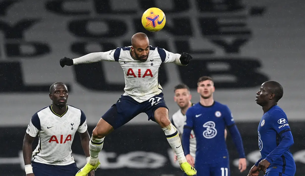 Gelandang Tottenham Hotspur, Lucas Moura (tengah) melompat untuk menyundul bola dalam laga lanjutan Liga Inggris 2020/21 pekan ke-22 melawan Chelsea di Tottenham Hotspur Stadium, London, Kamis (4/2/2021). Tottenham Hotspur kalah 0-1 dari Chelsea. (AFP/Neil Hall/Pool)