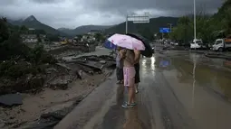 Kedua orang tersebut tidak menunjukkan tanda-tanda vital saat ditemukan di sungai saat melakukan patroli darurat di distrik tersebut pada Senin pagi. (AP Photo/Andy Wong)