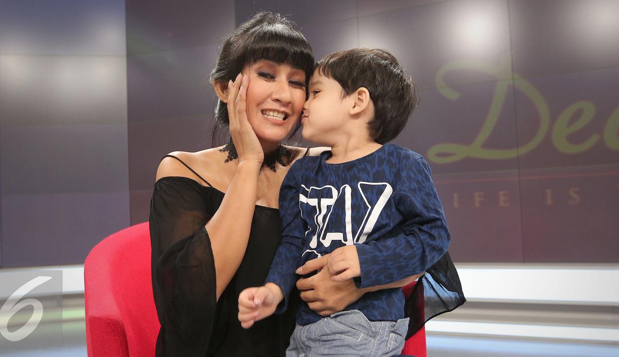 Ciuman hangat Nathan untuk Cut Memey di acara Dear Haters di SCTV Tower, Jakarta, Kamis (31/3/2016). (Liputan6.com/Angga Yuniar)