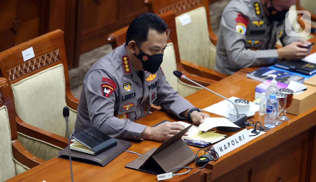 Kapolri Jenderal Listyo Sigit Prabowo saat rapat kerja dengan Komisi III DPR di Kompleks Parlemen, Jakarta, Rabu (16/6/2021). Rapat membahas realisasi program prioritas Kapolri, pengungkapan kasus-kasus aktual, dan tindak lanjut atas pengaduan masyarakat. (Liputan6.com/Angga Yuniar)