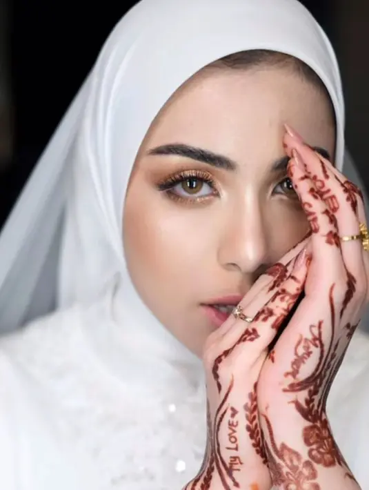 Pernikahan digelar privat tentu membuat banyak masyarakat penasaran bagaimana sosok istri Virzha. Riasan wajah hingga makeupnya pun kini terungkap. [@mianabhan_henna]
