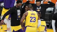 Forward Los Angeles Lakers, LeBron James, ketika melawan Phoenix Suns di Staples Center pada NBA play-off, Jumat (28/5/2021) pagi WIB. (AP/Marcio Jose Sanchez).