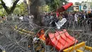 <p>Sejumlah elemen mahasiswa menggelar demo dengan membakar pembatas jalan di kawasan Patung Kuda, Jakarta Pusat, Selasa (13/9/2022). Demo tersebut untuk menolak kebijakan pemerintah menaikkan harga bahan bakar minyak (BBM). (Liputan6.com/Johan Tallo)</p>