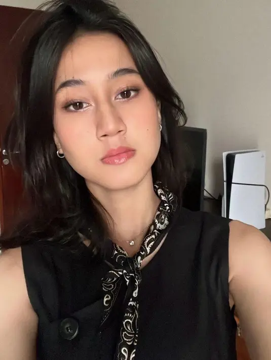 Terlihat juga Keisya Levronka yang tampil mengenakan top hitam dengan scarf di leher sebagai pemanis. [@keisyalevronka].
