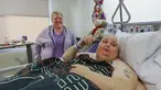 Kitty Logan mendampingi suaminya, Roger Logan (57) yang menjalani perawatan di RS Bakersfield Memorial, California, 2 Februari 2017. Roger usai menjalani pengangkatan tumor seberat 58,97 kilogram. (Henry A. Barrios/The Bakersfield Californian via AP)