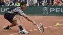 Petenis Australia, Dominic Thiem, beraksi dengan kostum bertema zebra saat berlaga pada Prancis Terbuka 2016 di Roland Garros, Paris, (24/5/2016). (AFP/Eric Feferberg)