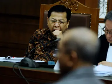 Terdakwa dugaan korupsi proyek e-KTP Setya Novanto saat mengikuti sidang lanjutan di Pengadilan Tipikor, Jakarta, Kamis (11/1). Sidang beragendakan mendengar keterangan saksi. (Liputan6.com/Helmi Fithriansyah)
