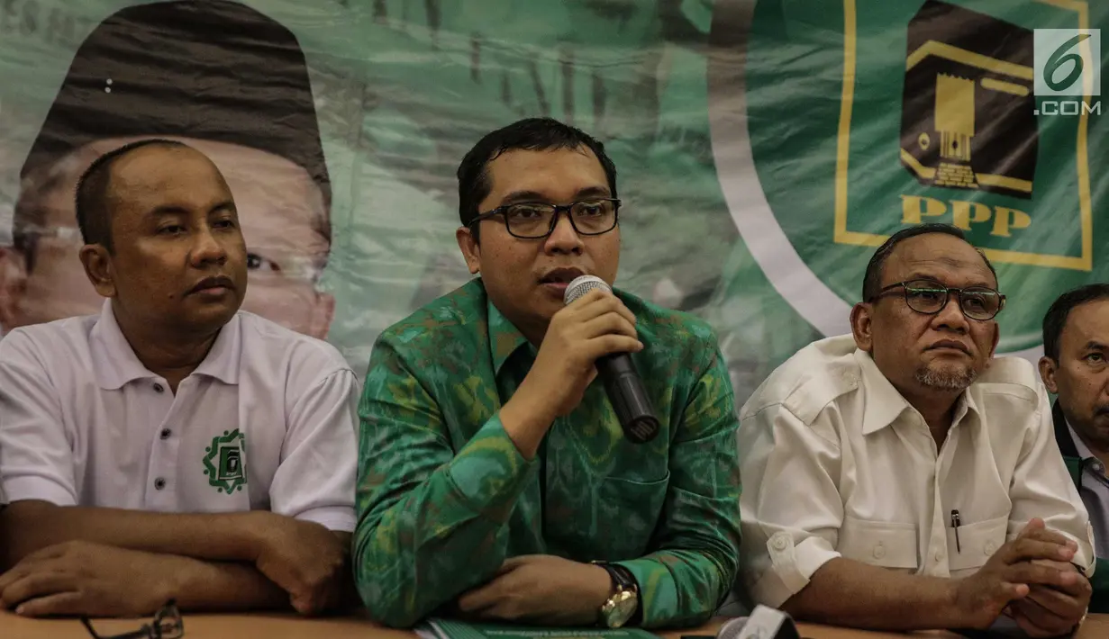 Wakil Sekjen DPP PPP Bidang Organisasi, Keanggotaan dan Kaderisasi Achmad Baidowi  (kedua kiri) memberikan keterangan saat konferensi pers terkait pendudukan gedung kantor DPP PPP di Jalan Diponegoro, Jakarta, Selasa (12/12). (Liputan6.com/Faizal Fanani)