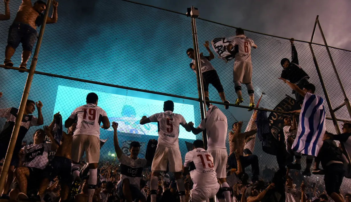 Selebrasi pemain Olimpia saat merayakan kemenangan atas Cerro Porteno 2 -1 dalam turnamen Clausura di Stadion Defensores del Chaco, Asuncion, Paraguay, (9/12/2015). (AFP/Norberto Duarte)