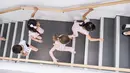 Penari balet cilik berlari menaiki anak tangga mengikuti audisi di Sekolah Ballet Amerika (11/4/2016). Setiap anak berusia 6 sampai 10 tahun diundang untuk mengikuti audisi di Sekolah Balet Amerika. (AFP/Mark Sagliocco)
