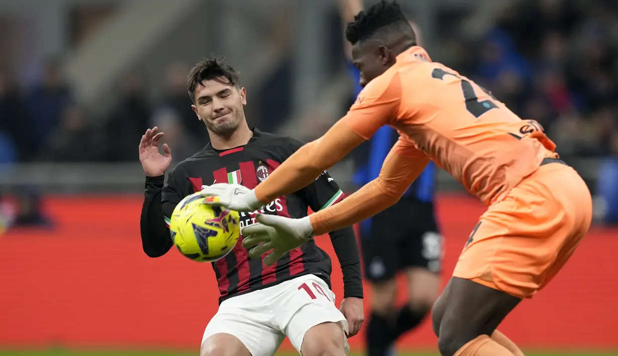 Kiper Inter Milan Andre Onana  melakukan penyelamatan di depan gelandang AC Milan Brahim Diaz dalam laga pekan ke-21 Liga Italia 2022/2023 di Giuseppe Meazza, Senin dini hari WIB (6/2/2023). Gol kemenangan Inter hasil sundulan Lautaro Martinez di menit ke-34.  (AP Photo/Antonio Calanni)