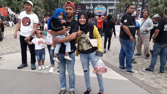 Bambang bersama keluarga ikut hadir di konser HUT ke-35 Slank di GBK, Minggu (23/12). (Liputan6.com/Edu Krisnadefa)