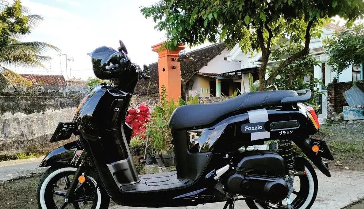 Penggunaan ban white wall seperti ini bisa diaplikasikan jika ingin tampilan classic yang kental. Penggantian ban saja sudah membuat tampilan motor ini berbeda jauh dari standarnya. (Source: Instagram/@fazzioholic)