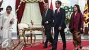 Presiden Joko Widodo bersiap rapat dengan Perdana Menteri Republik Demokratik Sosialis Sri Lanka, H.E. Mr. Ranil Wickremesinghe di Istana Merdeka, Jakarta, Rabu (3/8). Pertemuan membahas bilateral kedua negara. (Liputan6.com/Faizal Fanani)